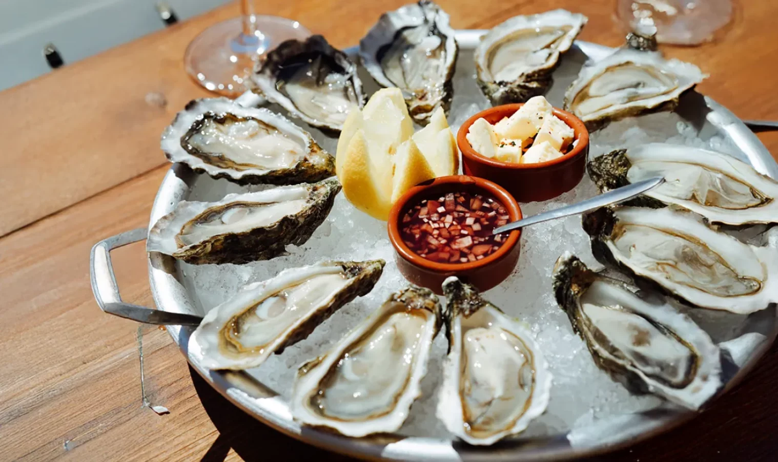 Jaune Et Blanc Bar A Huitre Marseille Slide Les Huitres