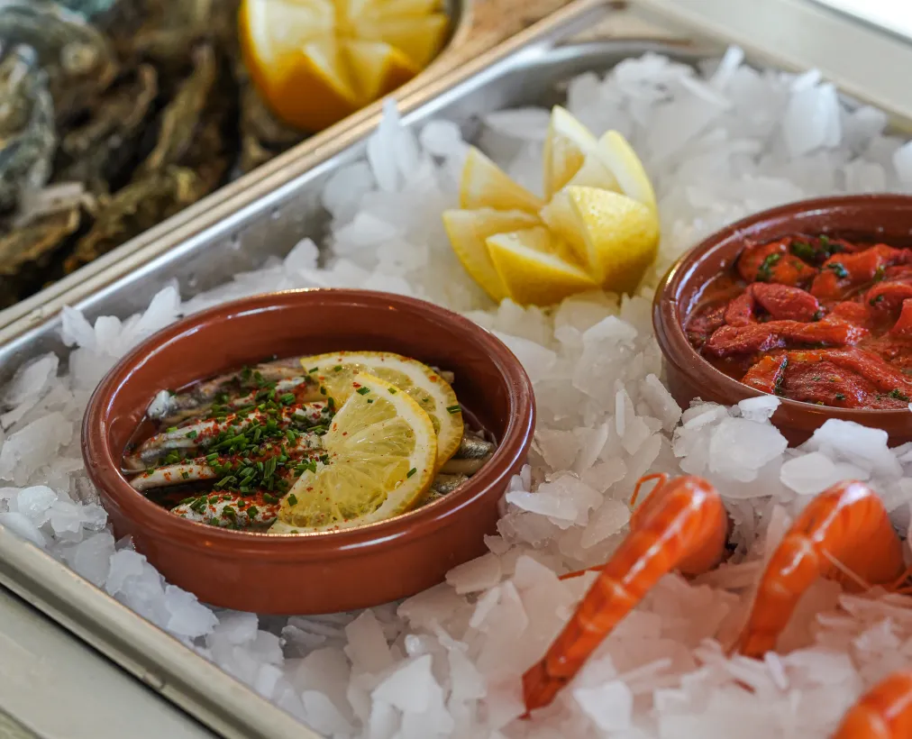 Jaune Et Blanc Bar A Huitre Marseille Jaune Blanc Tapas A Marseille Jaune Et Blanc